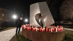Paljenjem svijeća kod Nacionalne memorijalne bolnice Vukovar i molitvom odana počast žrtvama velikosrpske agresije 1991.  