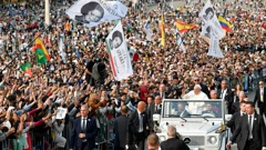 Papa Franjo molio je krunicu s desecima tisuća vjernika u Fatimi 