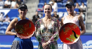 Jessica Pegula, Martina Hingis i Veronika Kudermetova