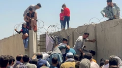 Ljudi pokušavaju ući u zračnu luku u Kabulu