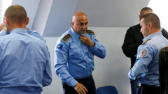Policajci skidaju uniforme nakon odluke lokalnih Srba da napuste institucije na Kosovu