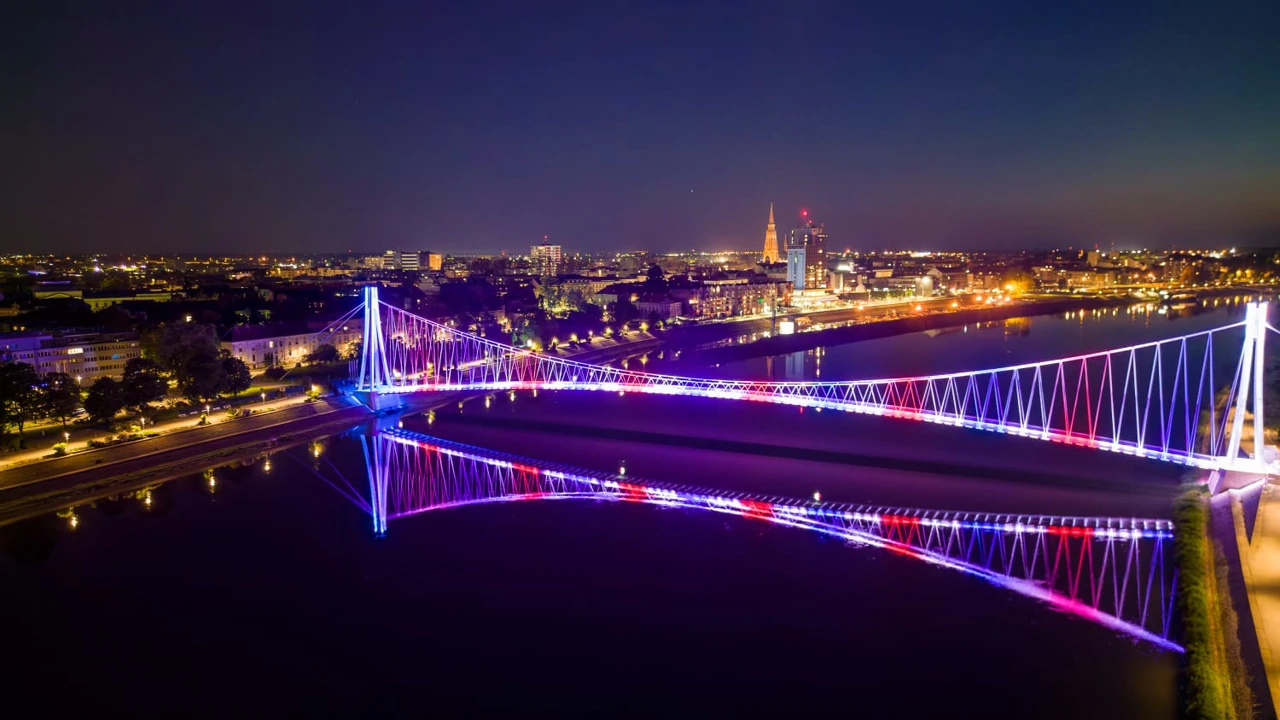 Pješački most u bojama britanske zastave