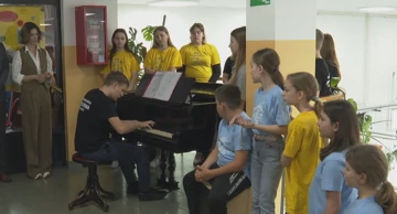 Bojana Gregorić Vejzović donirala klavir petrinjskoj školi 