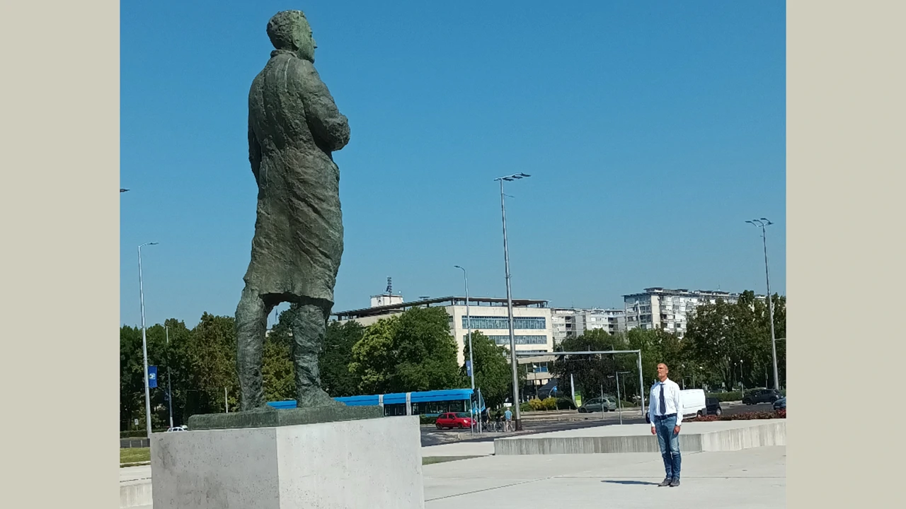 Werner Ilić ispred spomenika Franji Tuđmanu