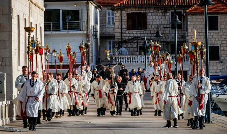  Tradicionalna procesija "Za križen" prošla je i kroz Jelsu