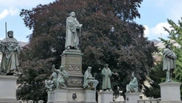 Spomenik Martinu Lutheru u Wormsu. Okružen je zaštitnicima i reformatorima među kojima su John Wycliffe, Jan Hus i Savonarola.