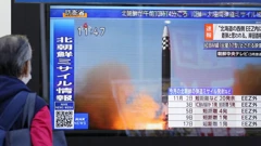 Prolaznik u Tokiju gleda lansiranje sjevernokorejske rakete