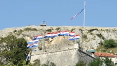 Kninska tvrđava ukrašena zastavama