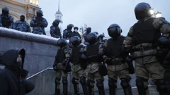 Policajci na prosvjedu protiv uhićenja Nevaljnog