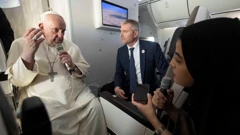 Papa Franjo odgovara na pitanja novinarke Bahreinske novinske agencije tijekom povratka u Rim iz Bahreina