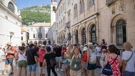 Mnogobrojni turisti i dalje posjećuju Dubrovnik