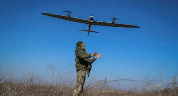 Ukrajinski vojnik i dron