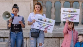  Zadar: Prosvjed inicijative "ZA djecu" -  pravo na dječji doplatak za svu djecu 
