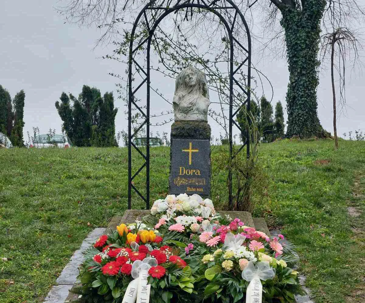 Grob Dore Pejačević u Našicama, pokraj obiteljske kapele