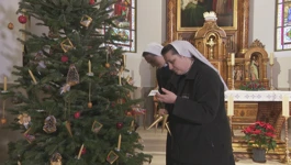 Časne sestre ukrašavaju božićno drvce