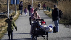 Ljudi prelaze ukrajinsko-poljsku granicu