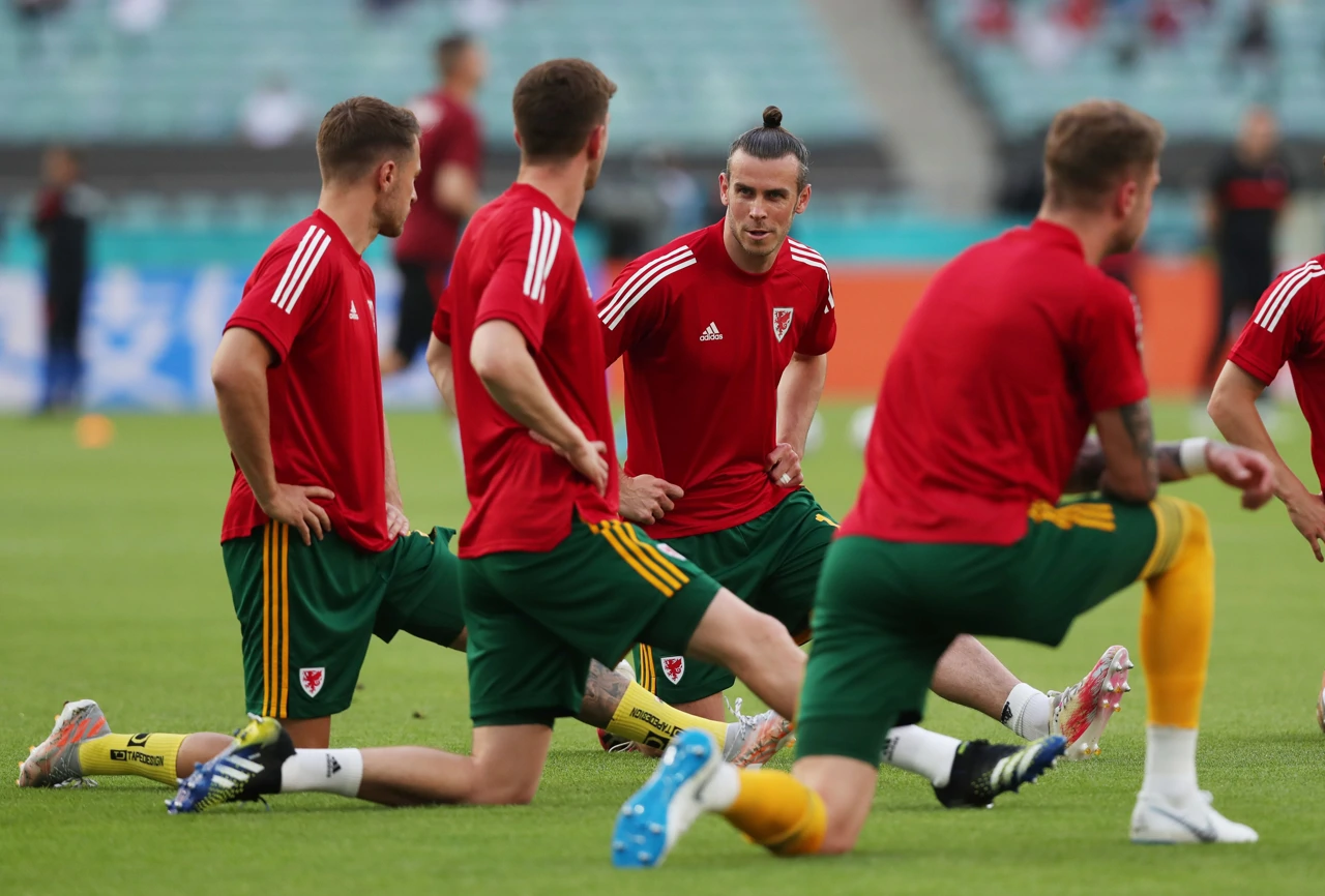 Nogometaši Walesa na zagrijavanju uoči dvoboja s Turskom, Foto: Tolga Bozoglu/REUTERS