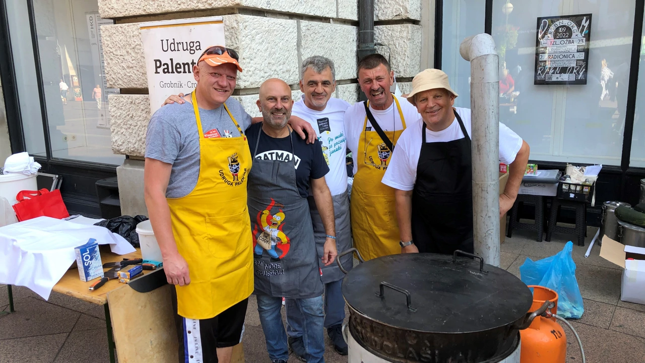 Kuhaju i članovi Udruge Palentar, Foto: Vladimir Jurić/Radio Rijeka