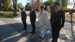  Zagreb: Izaslanstvo Ministarstva obrane i Hrvatske vojske položilo je vijence i zapalilo svijeće na Gradskom groblju Mirogoj 