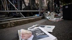 Novine na podu u Downing Streetu