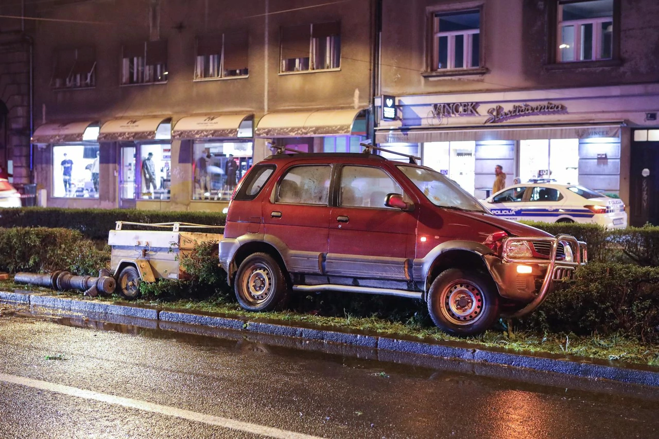 U prometnoj nesreći u Zvonimirovoj automobilom odlomio hidrant, Foto: Tomislav Miletic/PIXSELL