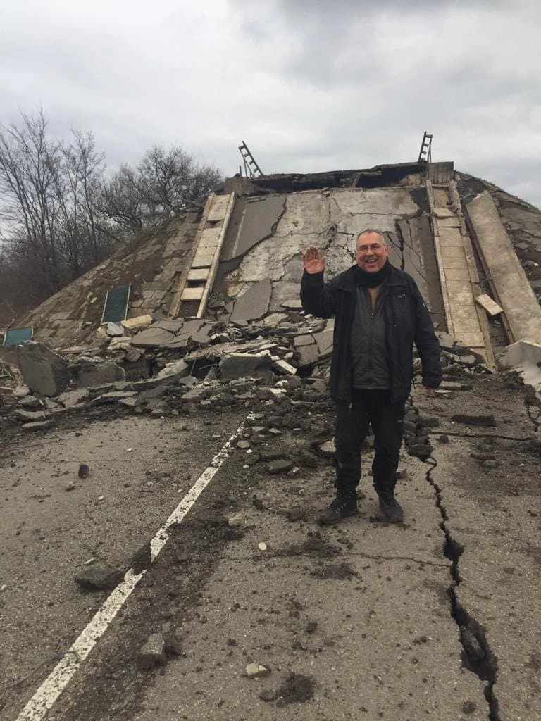 Askold Krushelnycky pred uništenim mostom kod Mikolajiva