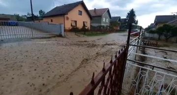 Snažna kiša poplavila je ulice u Belom Manastiru