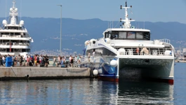 Turisti i otocani  iskrcavaju se iz Jadrolinijinog katamarana Kolovare koji plovi na relaciji Losinj-Cres-Rijeka