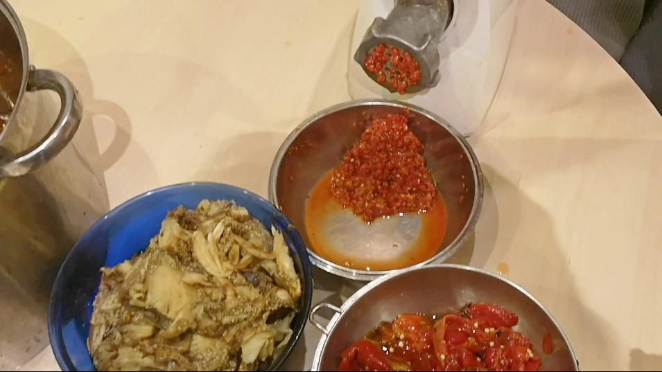 Samljeti pečene oguljene paprike i patlidžane