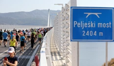 Utrka 250 trkača svih generacija. Krenuli su od strane Brijeste i trče do sredine Pelješkog mosta, Foto: Grgo Jelavic/Pixsell