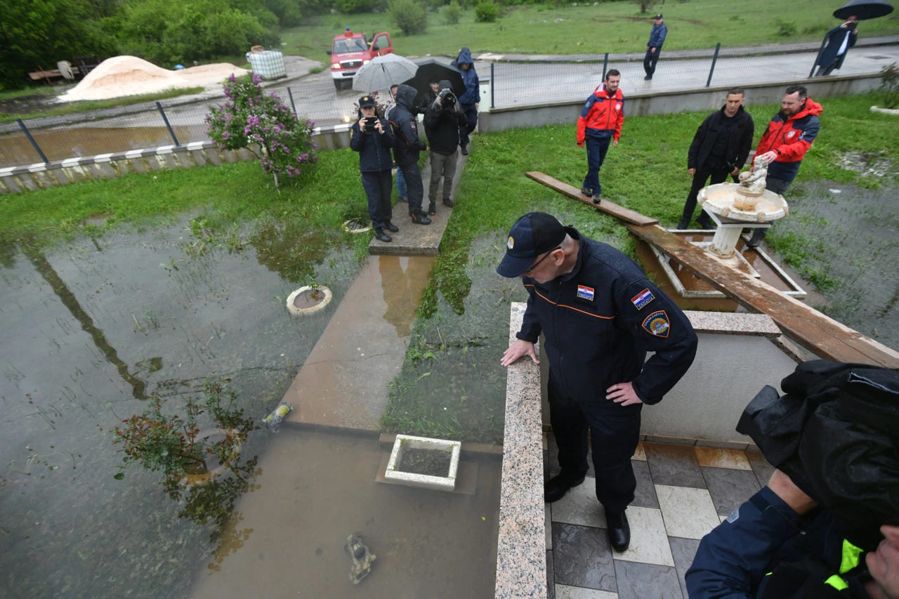 Božinović u obilasku poplavljenih područja u Gračacu, Foto: Robert Fajt/Cropix