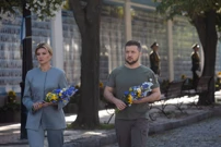Predsjednik Ukrajine Volodimir Zelenski i supruga Olena polažu cvijeće kod Spomenika palim borcima, Foto: Ukrainian Presidential Press Service/REUTERS