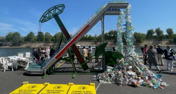 U Parizu umjetničko djelo koje podsjeća na fosilna goriva i plastično onečišćenje