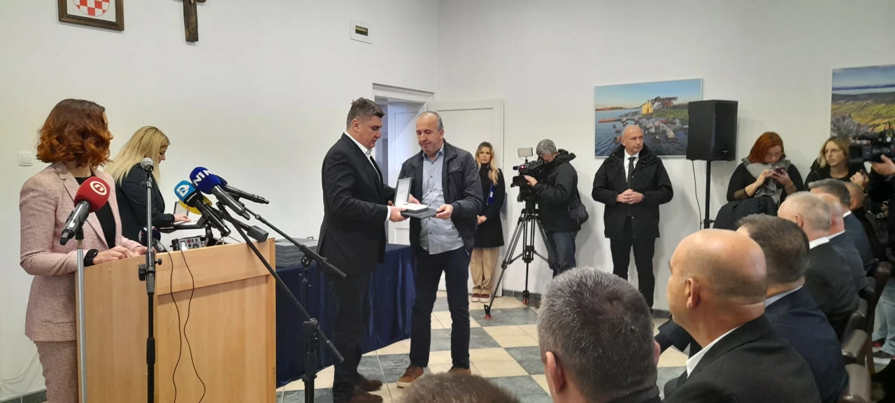 Predsjednik Milanović dodijelio je  odlikovanja hrvatskim braniteljima Domovinskog rata Pakoštana, Foto: Ivan Perica/Radio Zadar
