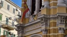pročelje zgrade talijanske osnovne i srednje škole u Rijeci sa španjolskom zastavom