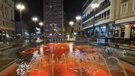 Fontana osvjetljena crvenim svjetlima, s obilježavanja prijašnjih godina
