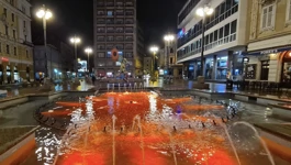 Fontana osvjetljena crvenim svjetlima, s obilježavanja prijašnjih godina