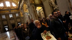 Vjernici odaju počast papi u miru Benediktu XVI.