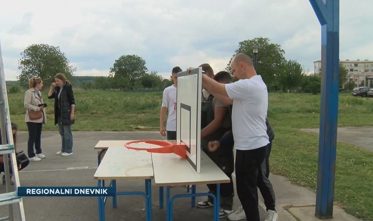 Učenici, građani i volonteri renovirali košarkaški teren u Vukovaru