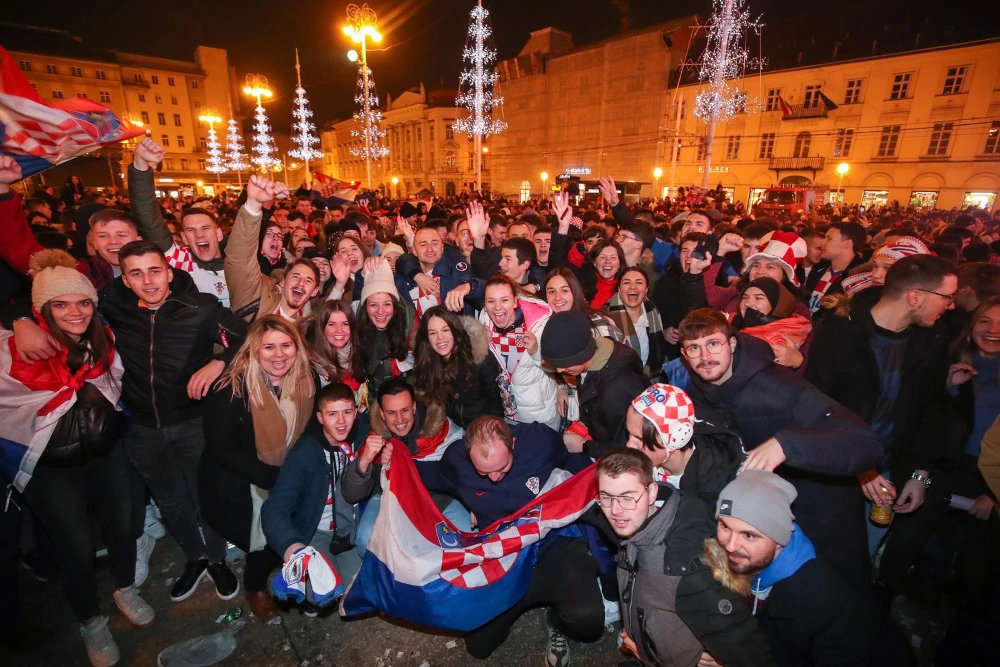 Zagreb: Veliko slavlje navijača na trgu nakon osvojene bronce na Svjetskom prvenstvu u Kataru , Foto: Sanjin Strukic /Pixsell